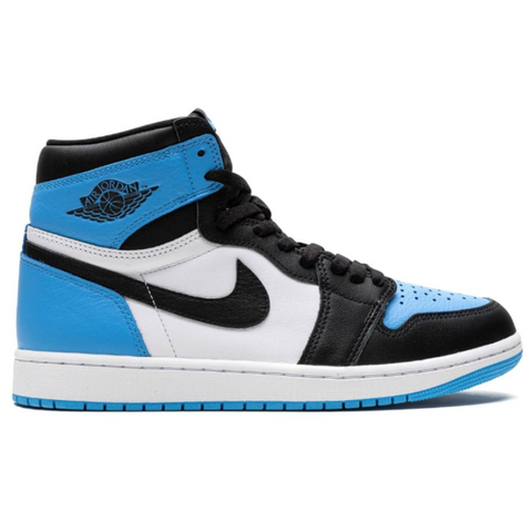 Jordan 1 High en azul y negro, con detalles como el logo Swoosh y cuero perforado en la puntera, inspirados en la Universidad de Carolina del Norte.