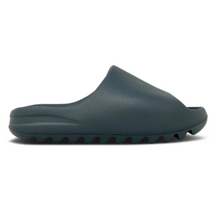 Sandalias Yeezy Slide Slate Grey en gris oscuro, estilo slip-on con suela dentada, hechas para proporcionar comodidad y tracción.