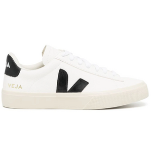 Tenis Veja Campo en blanco y negro, hechos con cuero ChromeFree que reduce el uso de químicos y agua, destacando por su sostenibilidad y estilo minimalista.