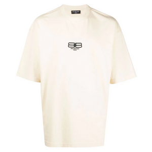 Camisa exclusiva Balenciaga Oversized de color crema con el logo centrado en el pecho