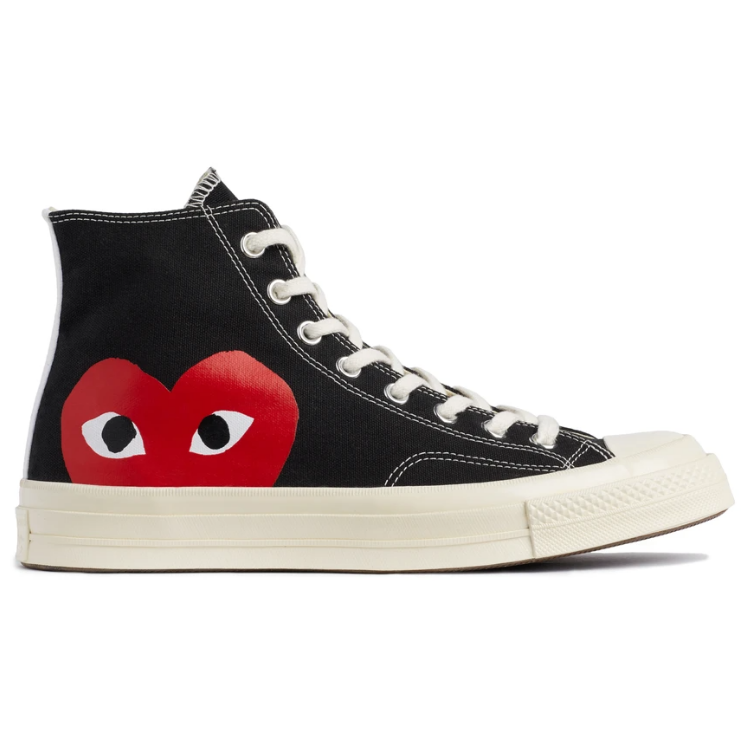 Fusion entre Comme Des Garçons x Converse. Tenis caracterizados por su color y el corazón rojo que los distingue.