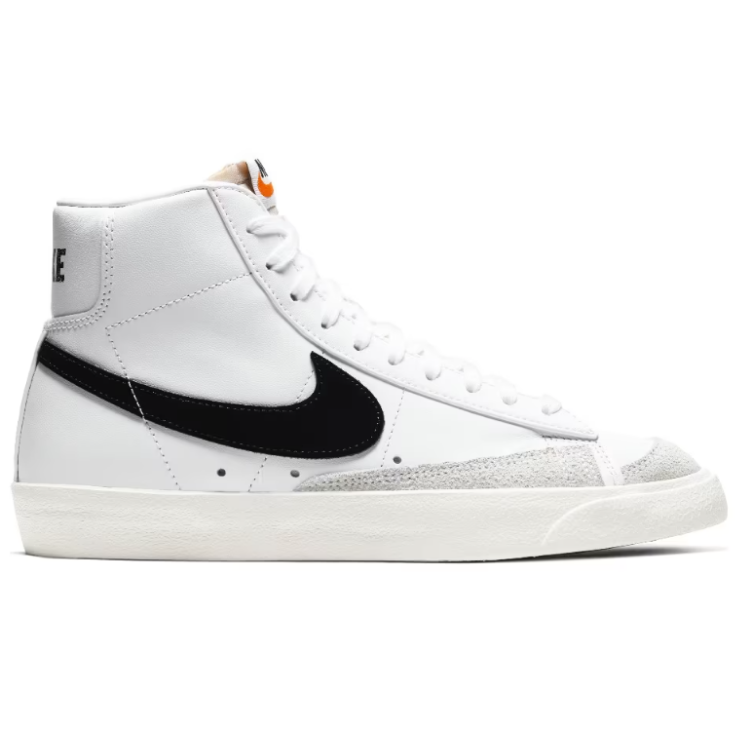 Estos tenis Nike Blazer Mid '77 Vintage son blancos y negros, con detalles de logo y suela de goma. Son altos, con cierre de agujetas y diseño retro.