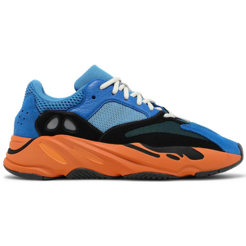 Estos tenis Yeezy Boost 700 Bright Blue tienen un diseño en tonos azules y multicolores. Su forma es clásica de Yeezy, con una parte superior tejida, detalles de cuero y suela de goma.