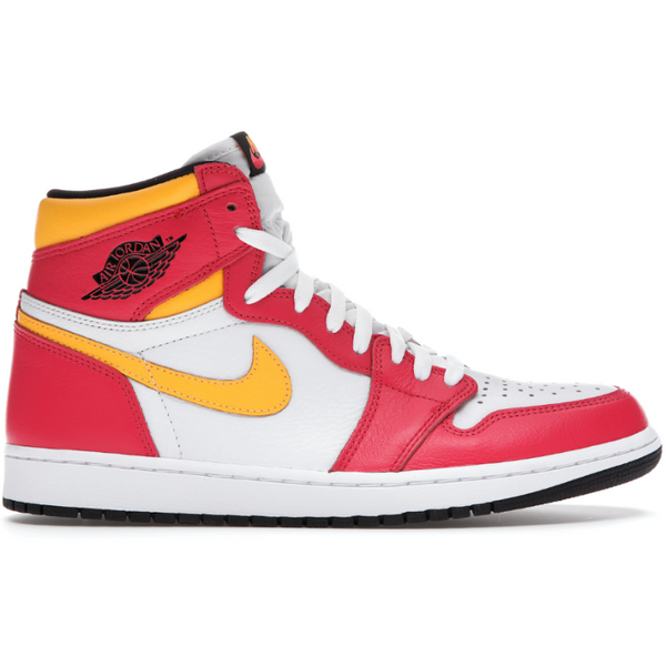 Estos tenis Jordan 1 Light Fusion Red tienen un diseño en tonos rojo, blanco y naranja. Presentan el logo Air Jordan Wings y detalles contrastantes.