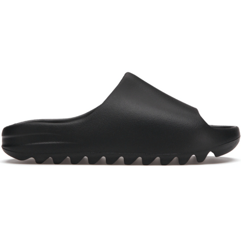 Las Yeezy Slide Onyx son unas sandalias slip-on en color negro, hechas de espuma EVA ligera, con puntera abierta y suela con surcos para mejorar la tracción.